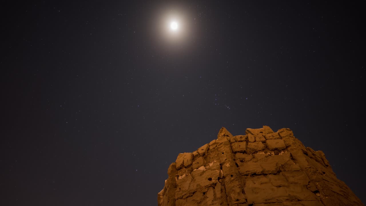 el lapso de tiempo de la noche del desierto iluminada por la luna en dubai