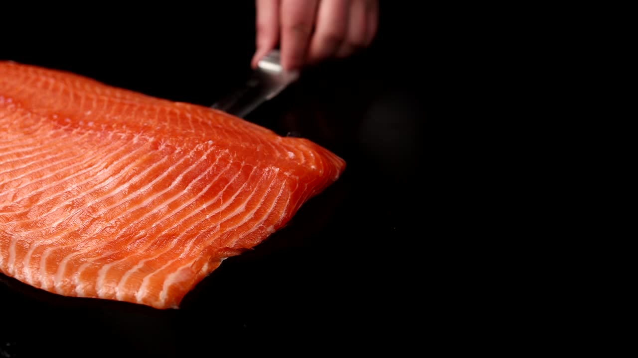 la preparación de sashimi de salmón