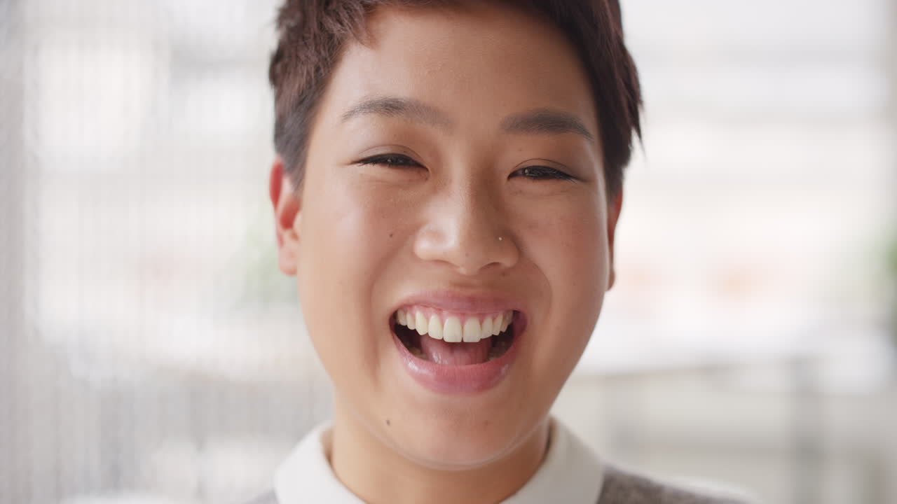 바쁜 사무실 에서 성공적 인 사업가 인 기업가 의 초상화