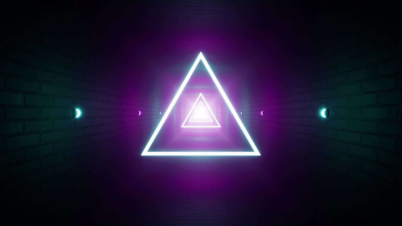 luz de triángulo brillante en el pasaje de color neón oscuro