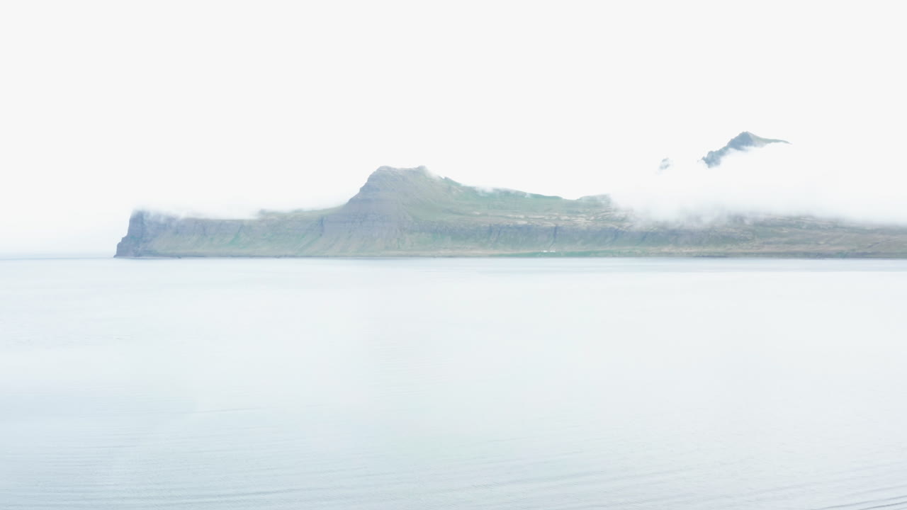 hornvik bay 아이슬란드에서 hornstrandir 자연 보호 구역의 극적인 불모의 풍경에서 물을 가로 질러 밀어 넣습니다.