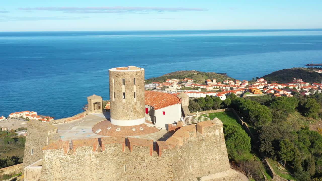 Forte Saint Elme con Port-Vendres, vista aerea, giornata di sole, villaggio di Collioure, Francia