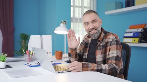 hombre de negocios mirando a la cámara en la sala de estudio saludando a la cámara en un estado de ánimo positivo.