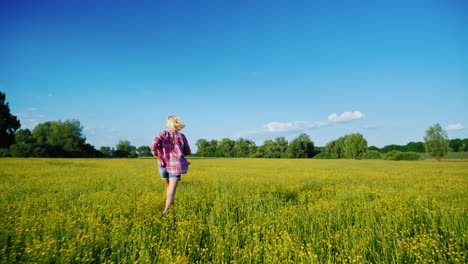 Eine-Frau-Läuft-Bei-Sonnenuntergang-über-Eine-Schöne-Wiese-Mit-Blumen,-Nur-Die-Beine-Sind-Im-Rahmen-Zu-Sehen-1