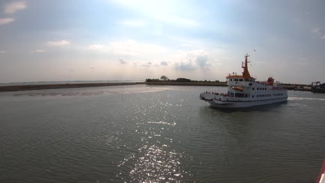 Langeoog-Schiff-Voller-Menschen,-Die-Auf-Dem-Meer-Unterwegs-Sind