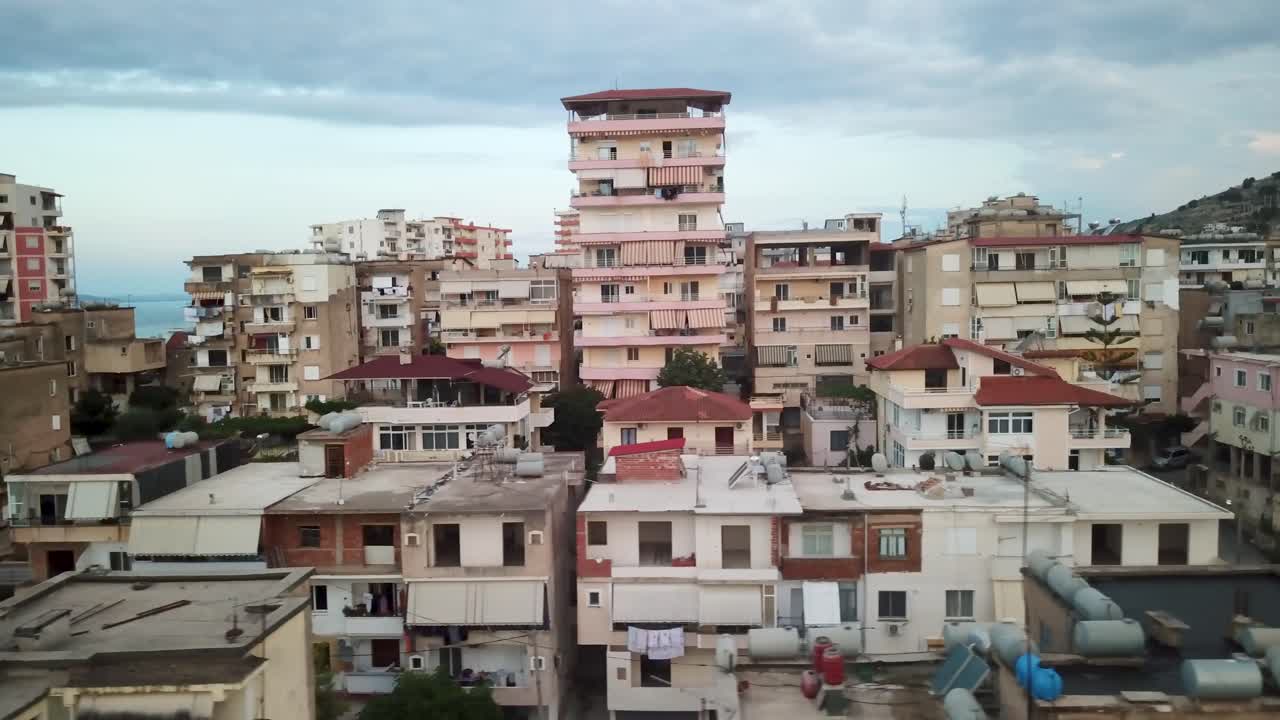 알바니아의 낡은 하층 아파트 드론 샷
