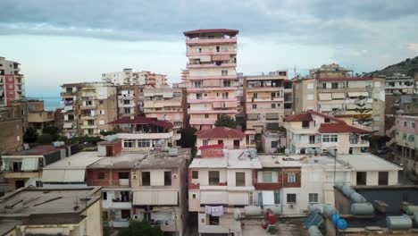 toma de drones de apartamentos desgastados de clase baja en albania