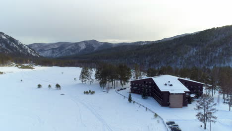 Paisaje-Invernal-Con-Hotel-Encantador