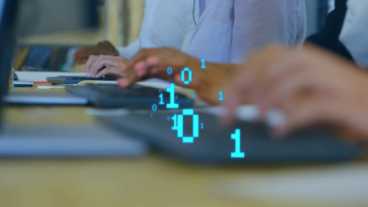 animación de procesamiento de datos de codificación binaria en diversas personas de negocios que utilizan computadoras