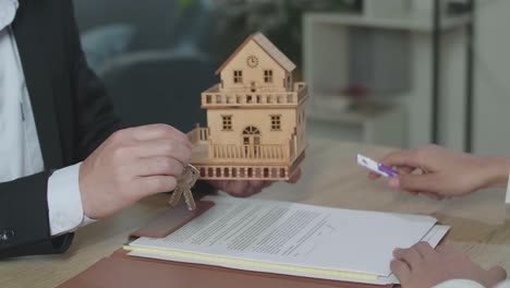 firma de transacciones inmobiliarias