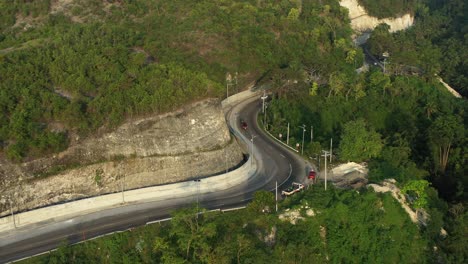 4k-Erstaunliche-Aussicht-Auf-Die-Schlangenstraße-In-Einem-Hügel