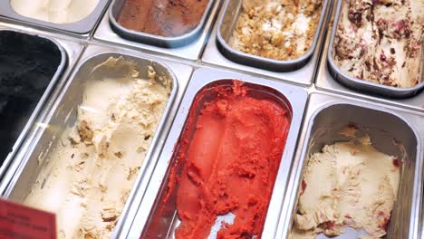 variedad de sabores de helados en la vitrina