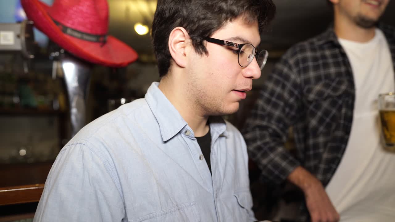 술집 에서 술 을 즐기는 남자 들