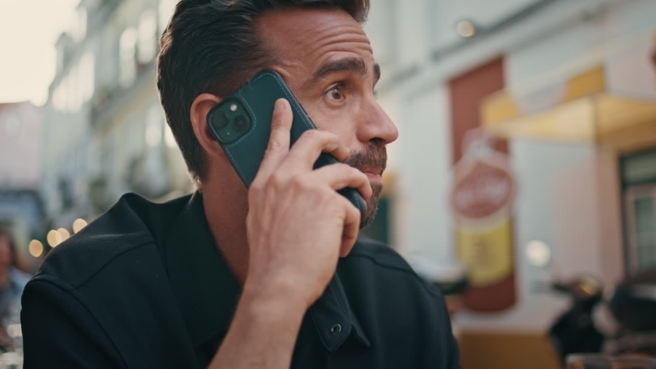 감정적 인 남자가 도시 근접에서 스마트폰 통화를 외치고 있습니다. 신사분이 전화를 논쟁하고 있습니다.