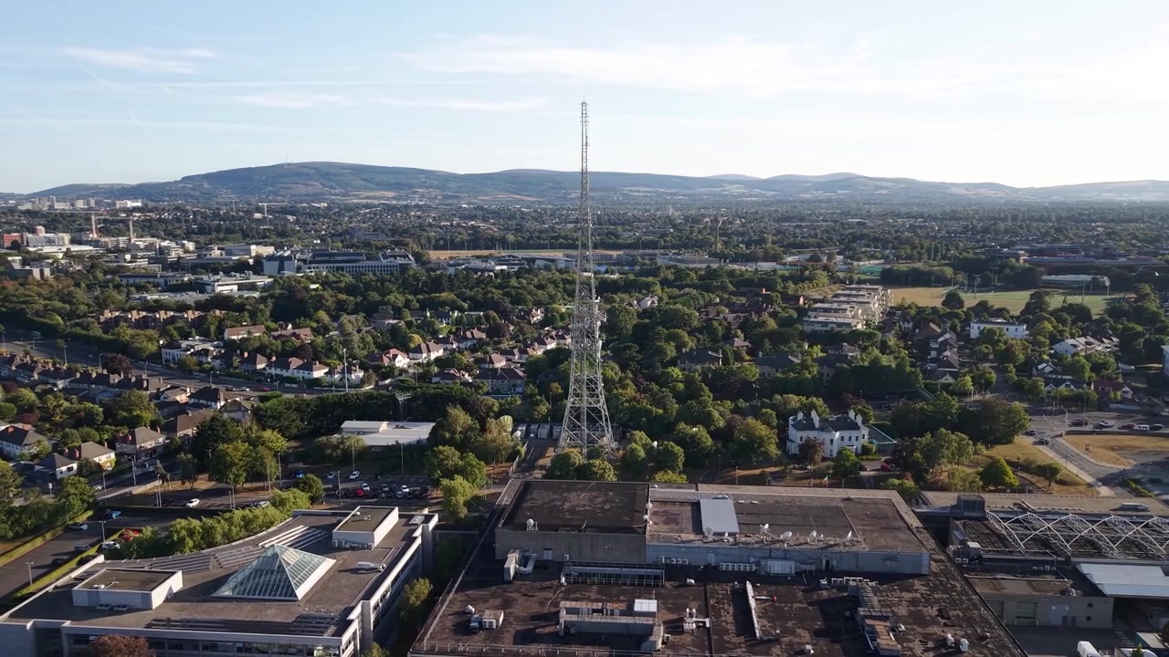 Vista aerea del traliccio di telecomunicazioni di Donnybrook che brilla nella calda luce serale, Dublino, Irlanda