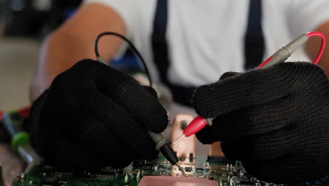 mecánico que realiza el mantenimiento y la reparación de vehículos