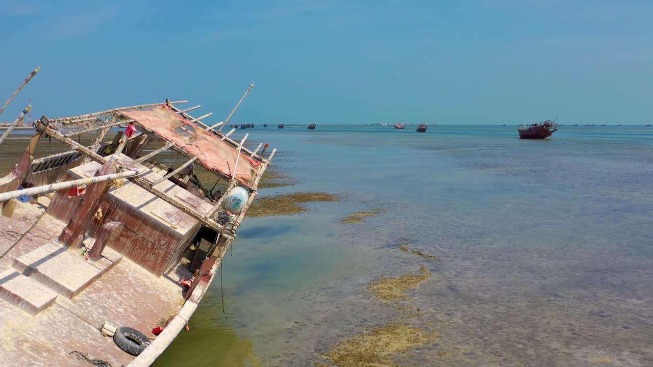 썰물 해변에 좌초된 보트