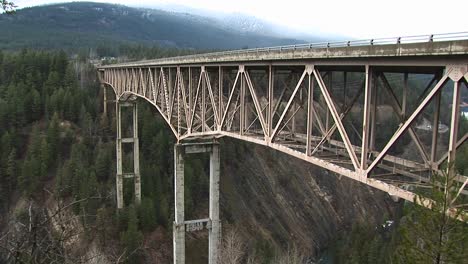 plano medio de un puente sobre un cañón