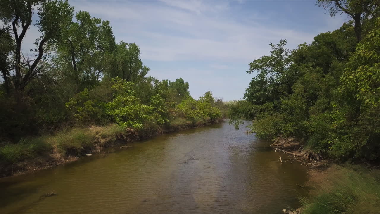 toma aérea de establecimiento de un río que fluye en el campo en georgia