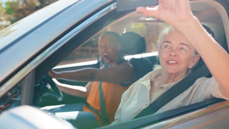 Passagier-Fotografiert-Mit-Dem-Handy,-Während-Zwei-ältere-Freundinnen-Einen-Tagesausflug-Im-Auto-Genießen