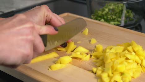 mujer cortando mango para receta de salsa fresca