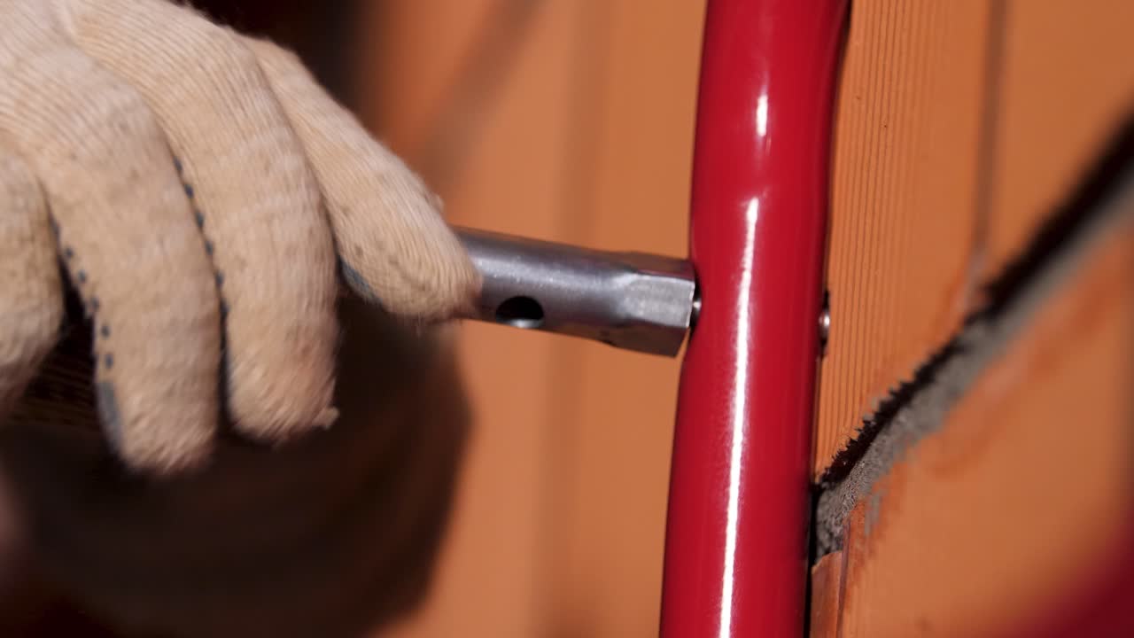 la instalación de un tubo de metal en una pared de ladrillo