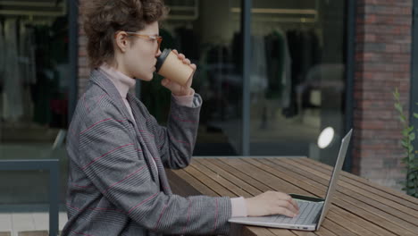 mujer trabajando en una computadora portátil al aire libre