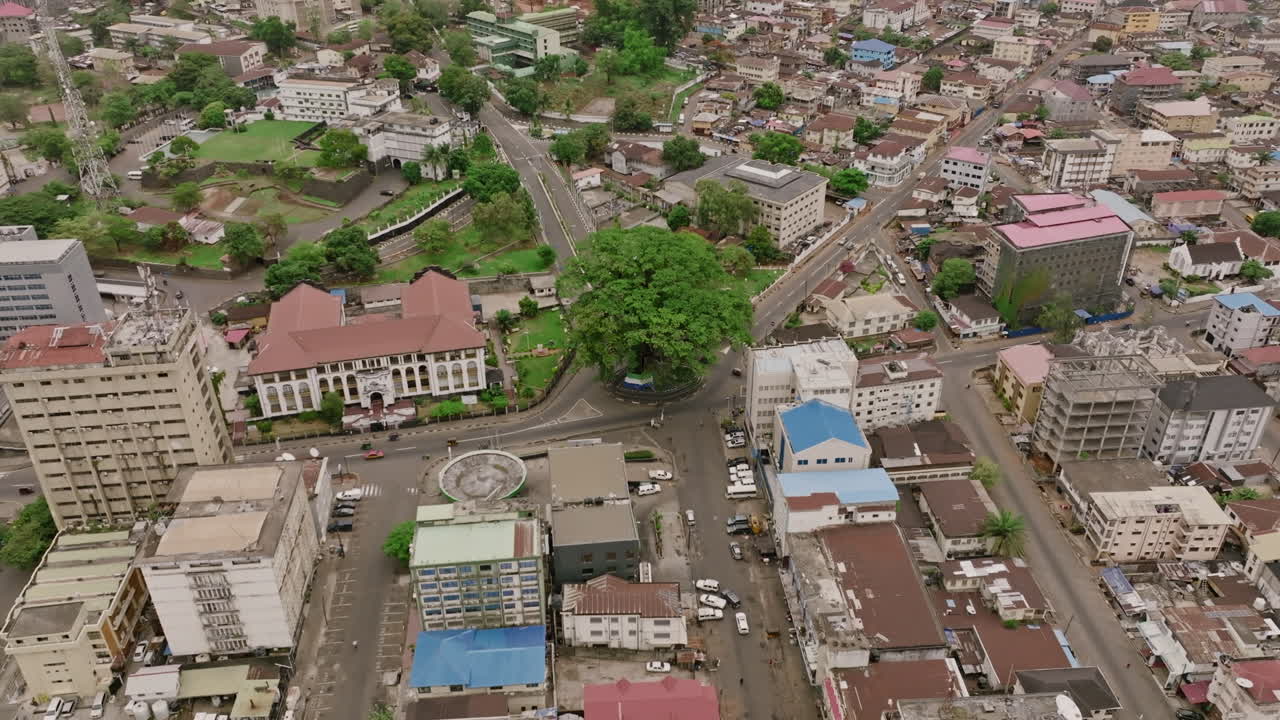 Bred flygbild som roterar runt Bomullsträdet i centrala Freetown, Sierra Leone.
