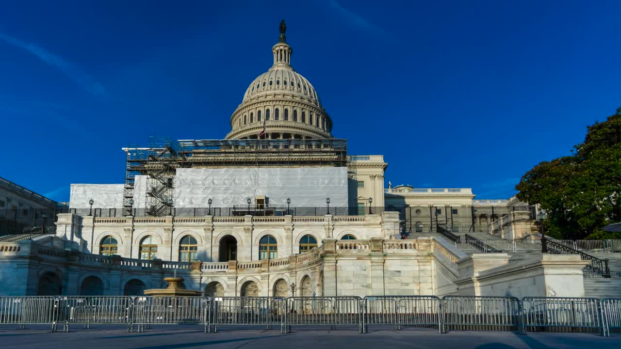lapso de tiempo de la parte delantera del capitolio de los estados unidos mientras está cerrado para reparaciones con cielos azules despejados