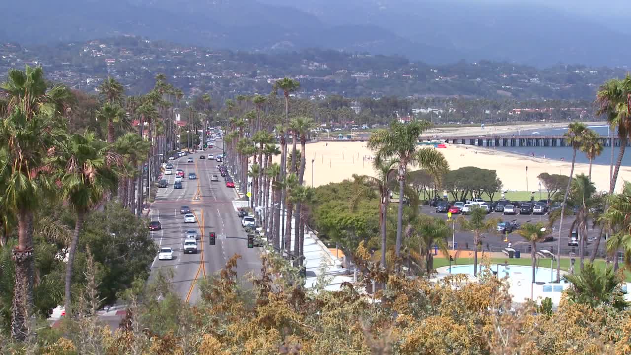 산타바바라 캘리포니아의 해변을 따라 여름날