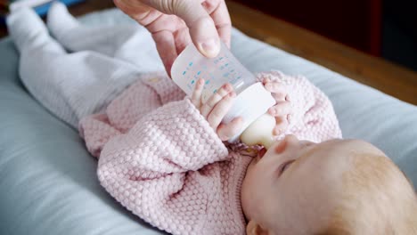 Vater-Füttert-Kleine-Tochter-Und-Gibt-Flasche