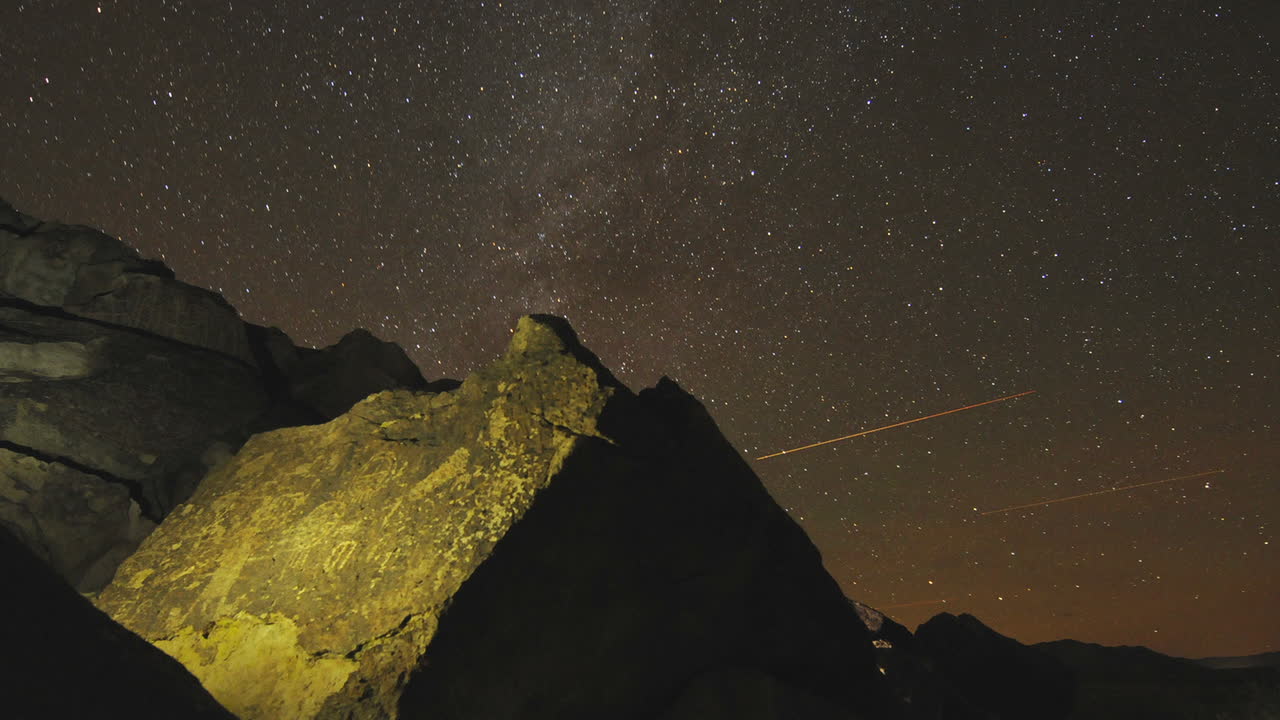 dolly shot time lapse en la noche de un sitio de petroglifos paiute del valle sagrado de owens en las sierras orientales de california 1