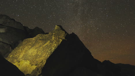 Dolly-Shot-Time-Lapse-En-La-Noche-De-Un-Sitio-De-Petroglifos-De-Paiute-Del-Valle-Sagrado-De-Owens-En-Las-Sierras-Del-Este-De-California-1