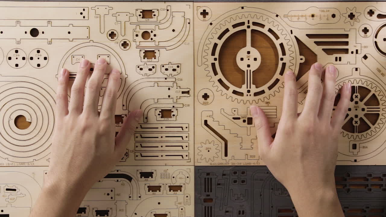 나무 색상의 unpopped diy 퍼즐 조각을 두드리는 손가락