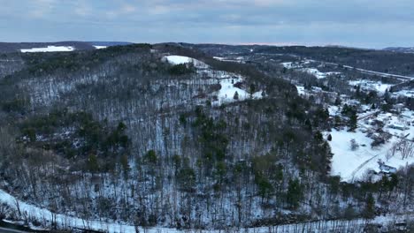 órbita-Aérea-Alrededor-De-La-Montaña-Cubierta-De-Nieve-En-Invierno