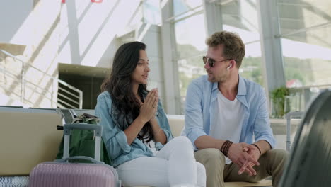pareja esperando en el aeropuerto