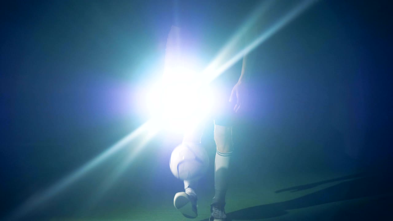 세계 축구 컨셉: 축구 선수가 축구 공으로 핀트를 만드는 것.