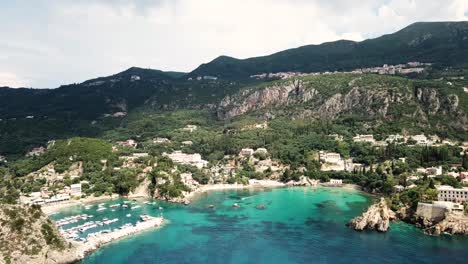 Vista-Aérea-Del-Destino-De-Vacaciones-Paleokastritsa-En-Corfú,-Grecia