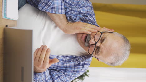 Vertical-video-of-Old-man-with-toothache.