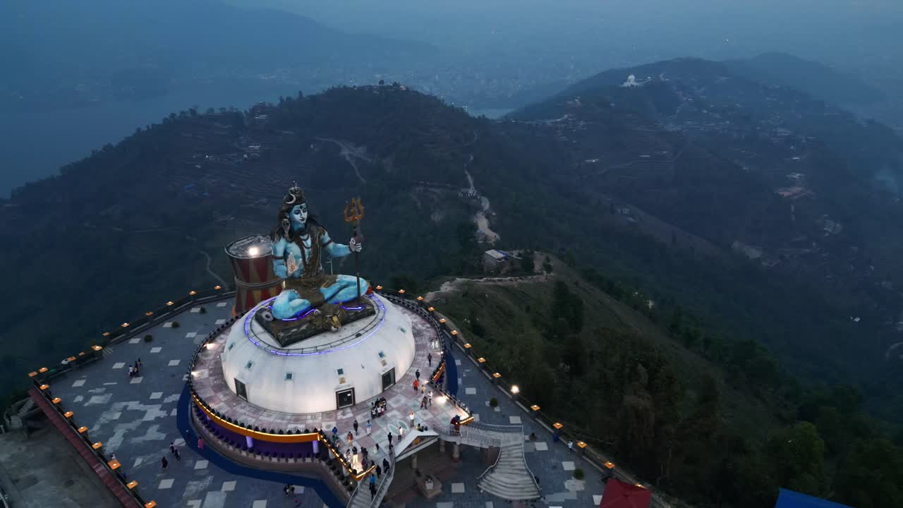 vista de ángulo lateral de la estatua de shiva en pumdikot, nepal, drone aéreo que se eleva