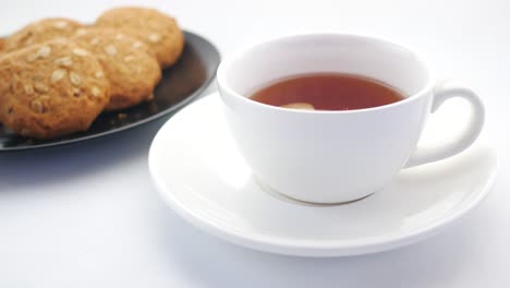 una taza de té y galletas de avena