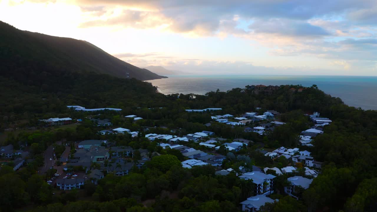 석양 호주 케언즈의 무성한 나무와 아름다운 건물 - 공중 촬영