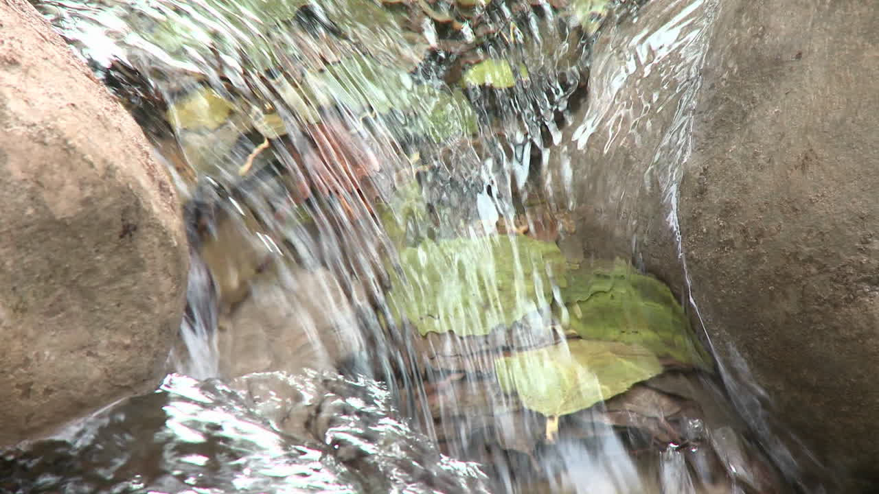 오하이오 캘리포니아 위의 휠러 스프링스에 있는 폭포의 루핑 가능