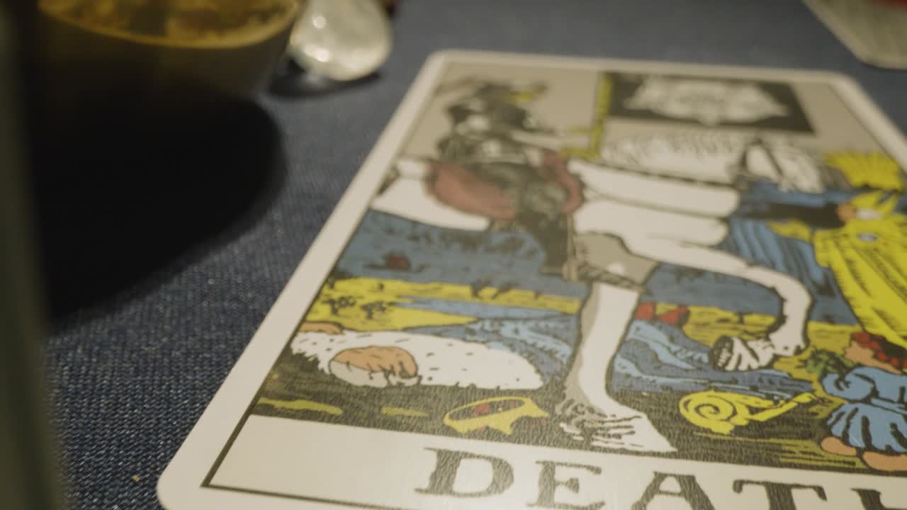 una foto de cerca de las cartas del tarot colocadas para la lectura en la mesa con velas 5