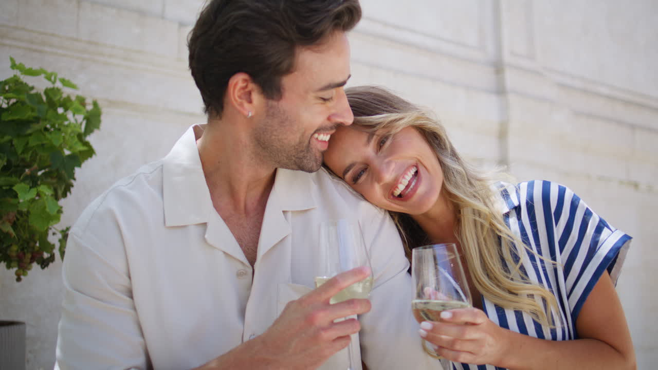 feliz recién casados cita romántica sol patio primer plano. amantes bebiendo champán