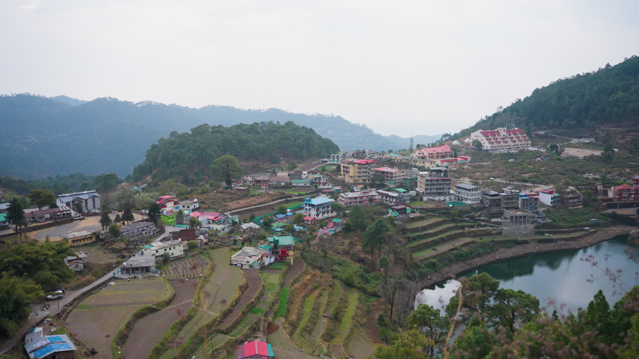 Lago pitoresco da vila em Khurpatal, Distrito de Nainital, Uttarakhand, oferece vistas serenas e cênicas.