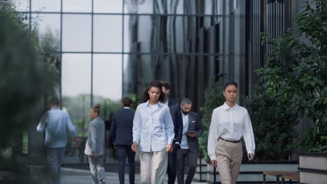 Gente-Corporativa-Caminando-Por-El-Distrito-Céntrico-En-Un-Día-Soleado.-Trabajadores-De-La-Compañía-Financiera