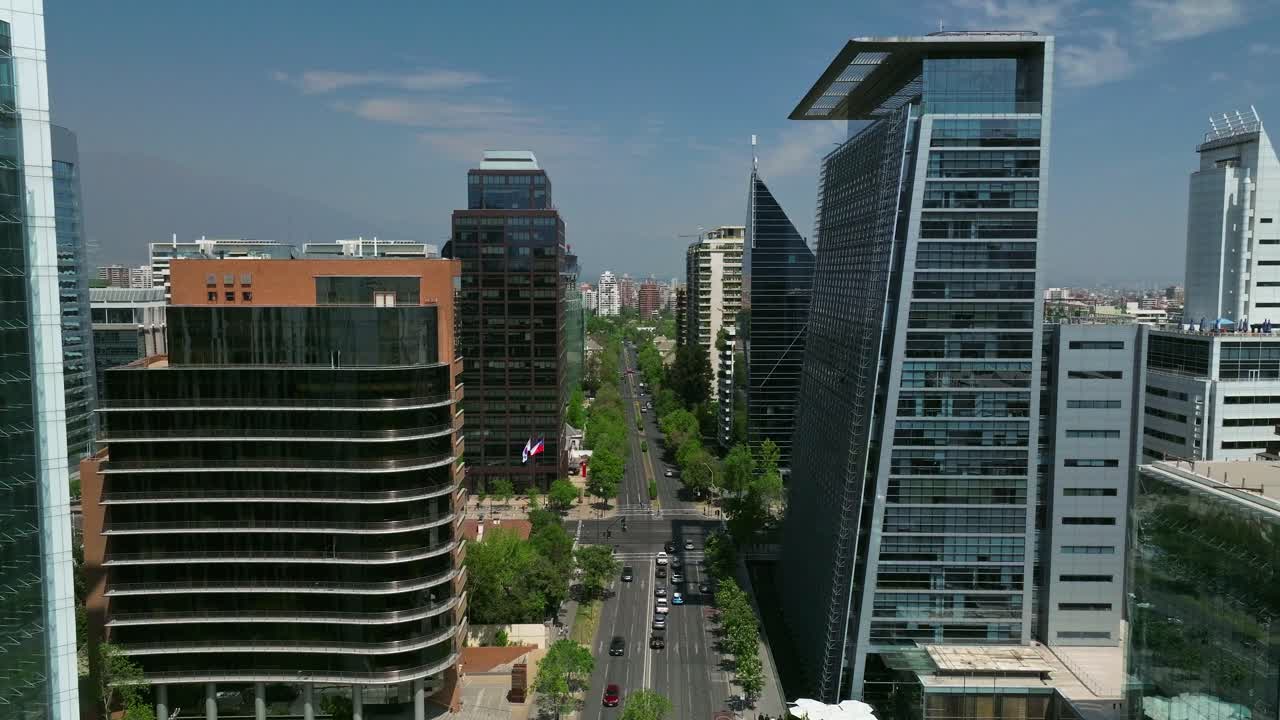 dolly aéreo a través de los ricos edificios de oficinas futuristas en el centro de las condes, chile.