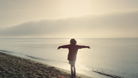 Glückliches-Mädchen,-Das-Bei-Sonnenaufgang-Urlaub-Am-Strand-Verbringt.-Positive-Frau,-Die-Hände-Hebt