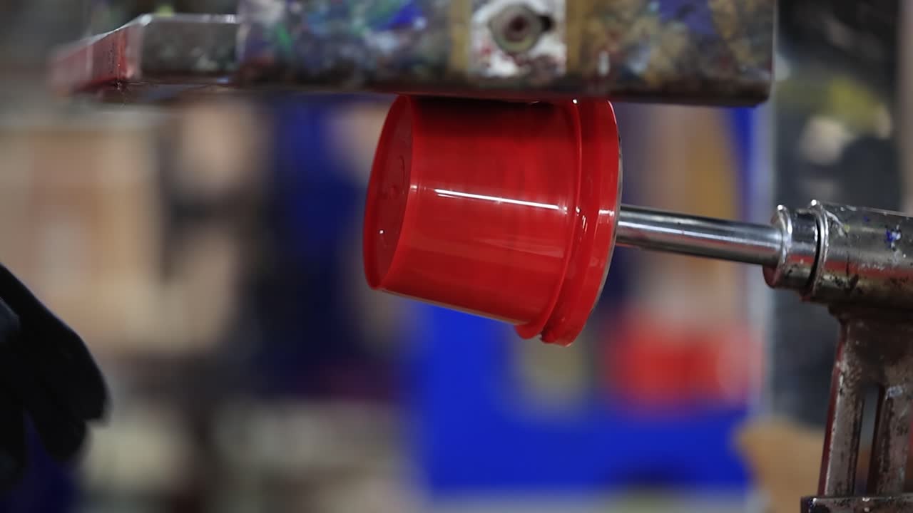 man taking a sticker Grease bowl Sticker affixed and put a raw bowl, industry 5.0